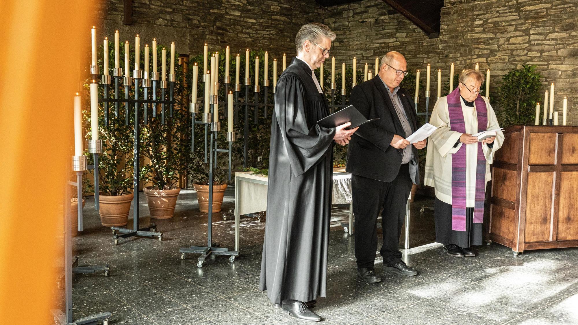 Pfarrer Torsten Hohmann, Superintendent Bernd-Ekkehart Scholten und Oberbürgermeister Stefan Hebbel in der Kapelle des Friedhofs Reuschenberg