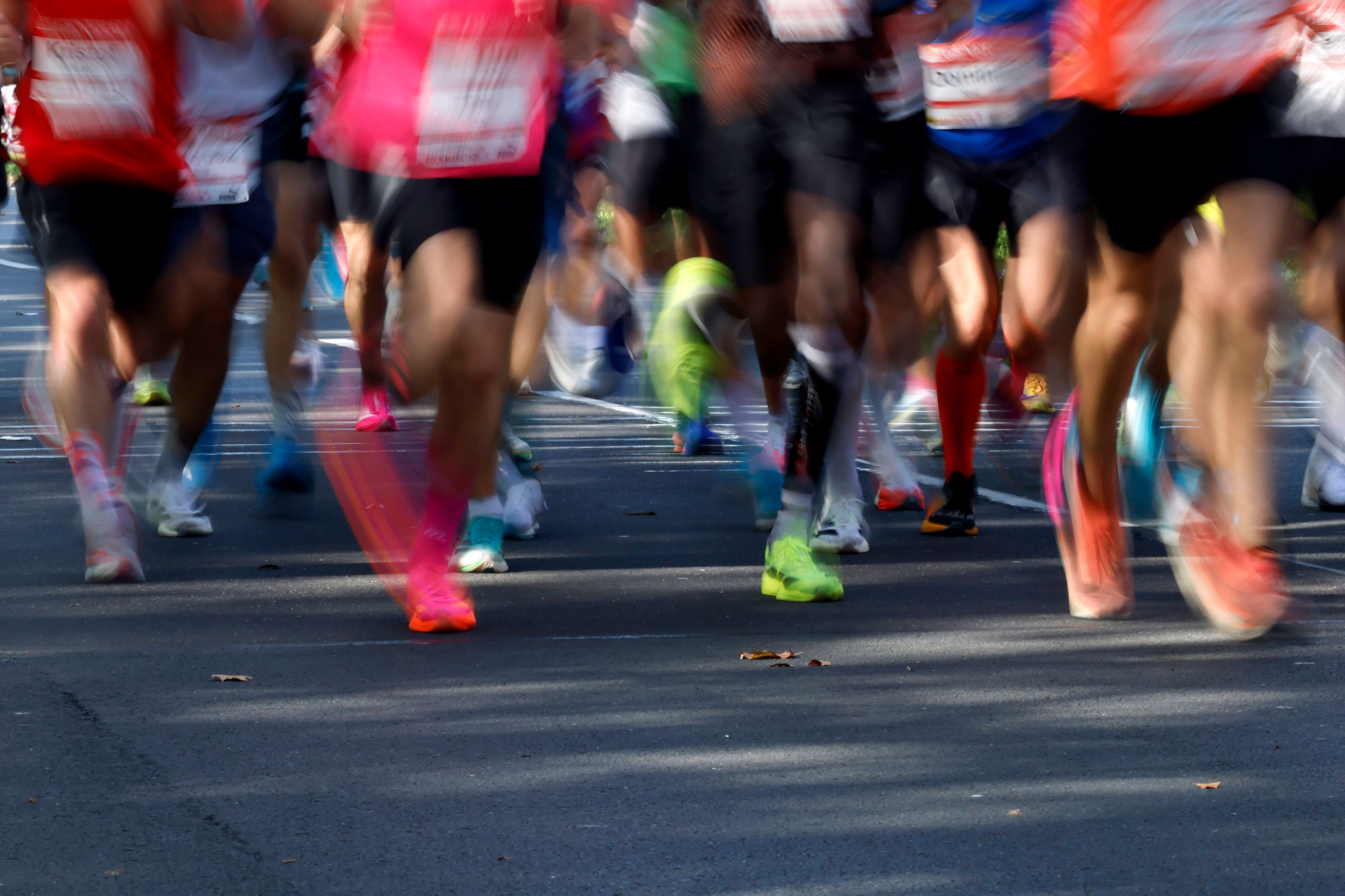 Blick auf die Füße von Teilnehmern des Köln Marathons 2026