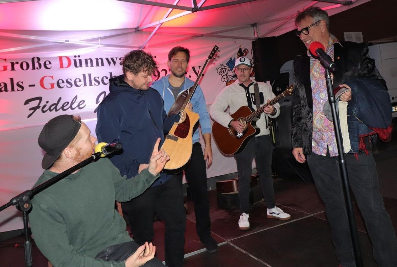 Die Band Miljö beim Museumsfest der Dünnwalder auf der Bühne.