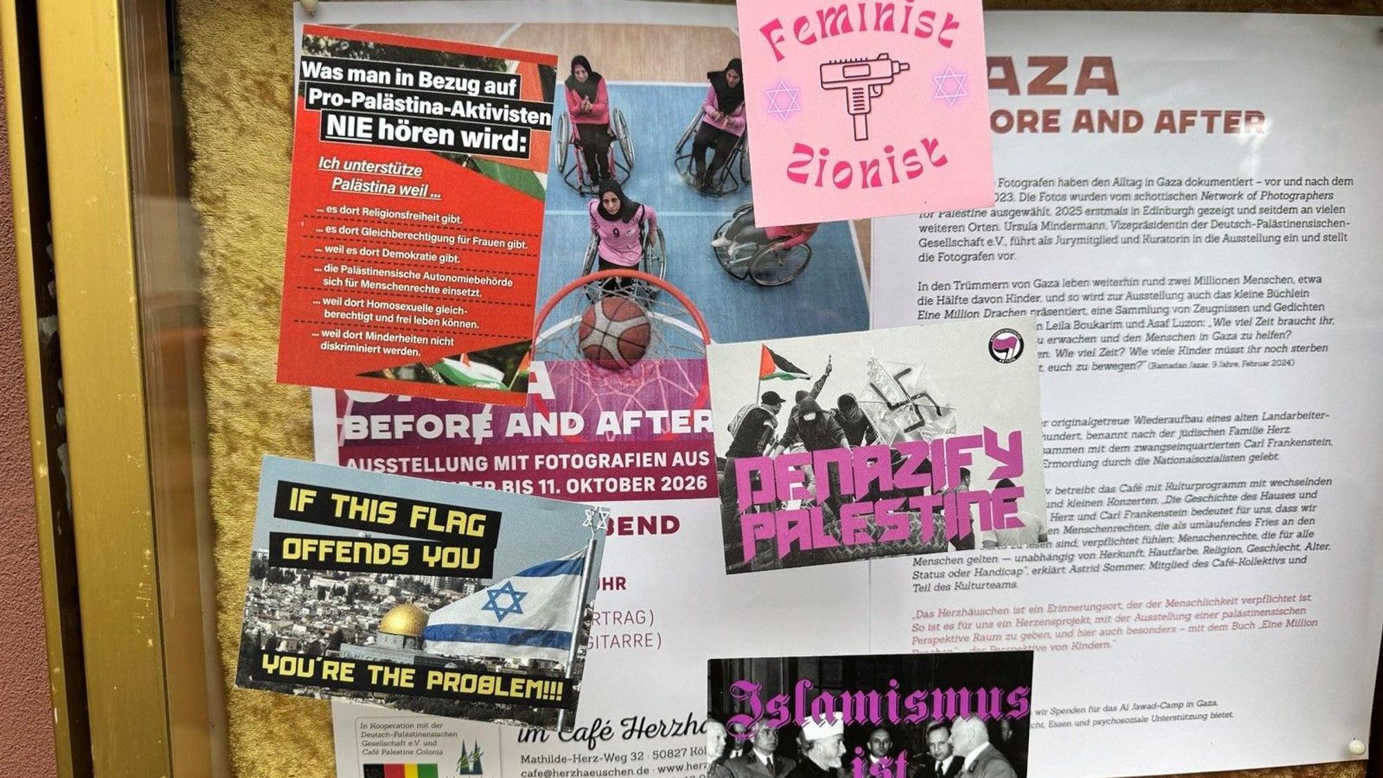 Ein Schaukasten ist mit Aufklebern beklebt.