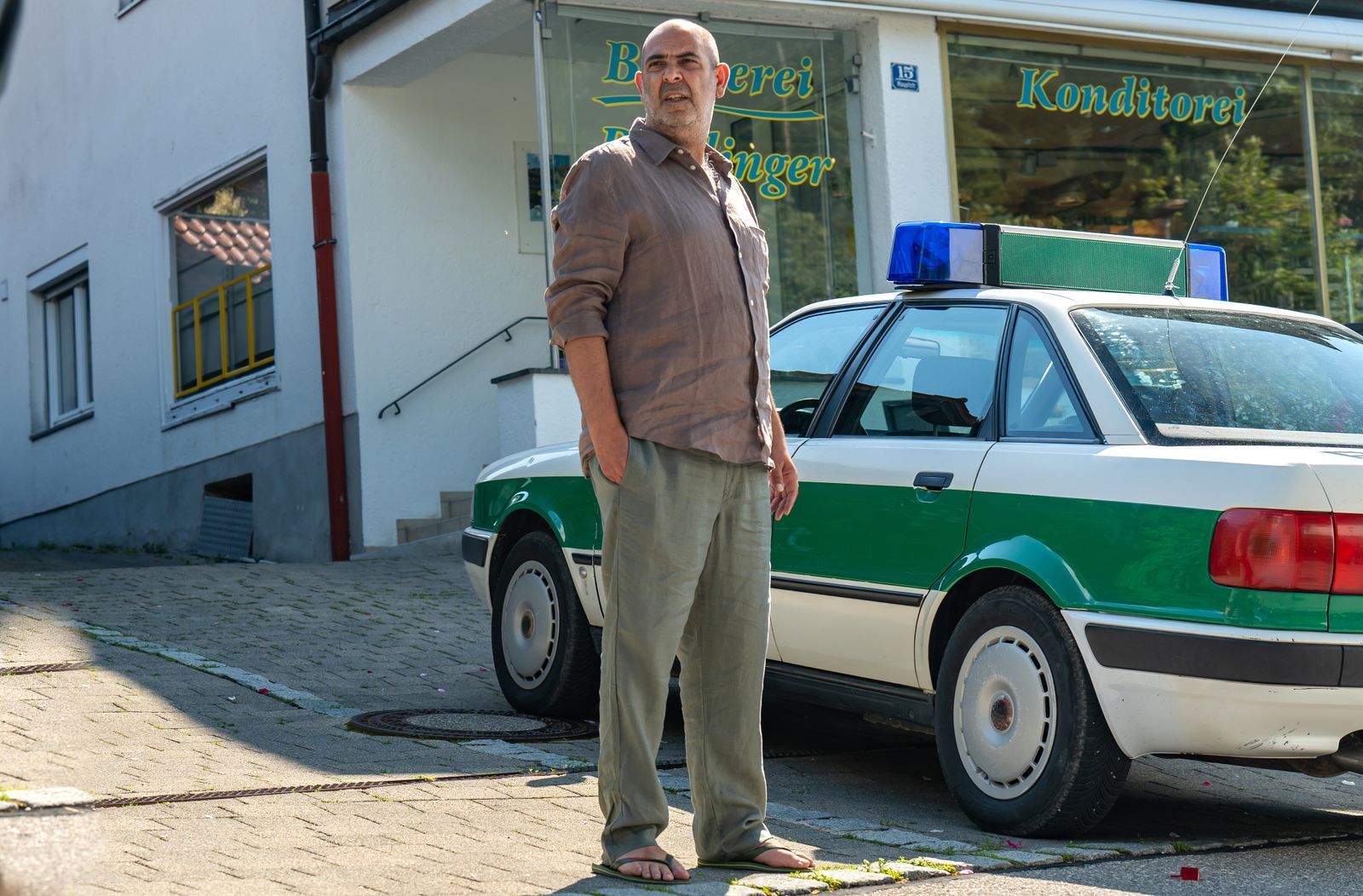 Yazids (Hannes Ringlstetter) besonderen Talente werden gleich in der ersten neuen Folge von „Hubert ohne Staller“ (Episodentitel: „Zimmer ohne Aussicht“) gebraucht.  (Bild: ARD/Thomas Neumeier)