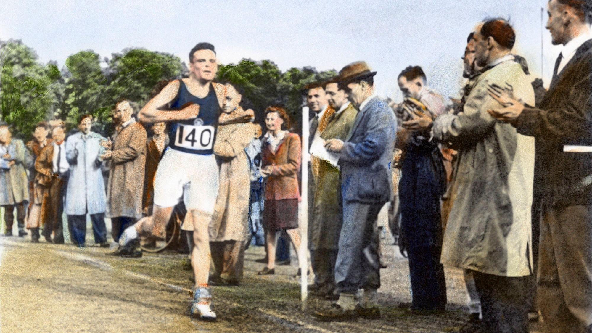 Alan Turing läuft an einer Reihe von Zuschauern vorbei..