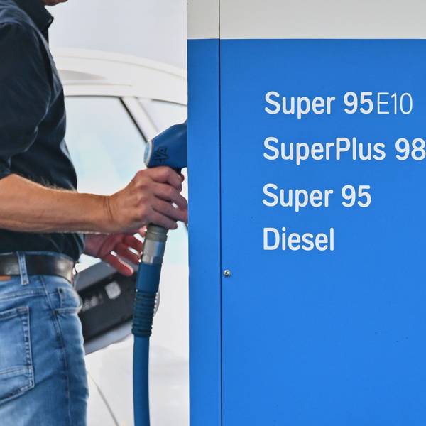 ARCHIV - 30.09.2026, Bremen: Die aktuellen Kraftstoffpreise werden an der Anzeigetafel einer Tankstelle angezeigt. (zu dpa: «Trumps Diesel-Deal dürfte Preise bei uns kaum ändern») Foto: Sina Schuldt/dpa +++ dpa-Bildfunk +++