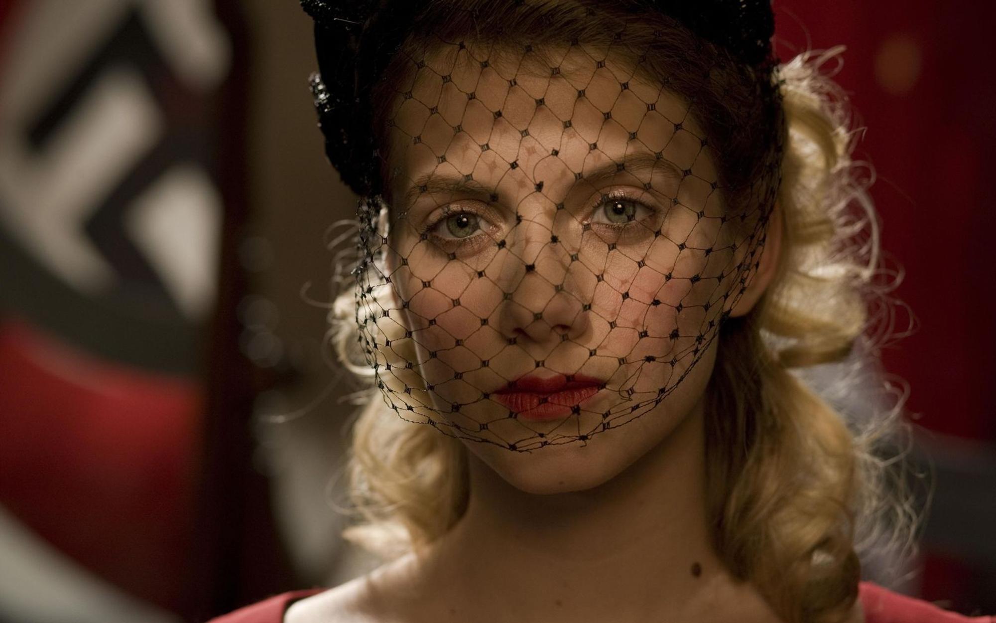 Wartet geduldig auf ihre Rache: Shosannas (Mélanie Laurent) Familie wurde von Oberst Landa ermordet. (Bild: © 2009 Universal Studios. All Rights Reserved.)