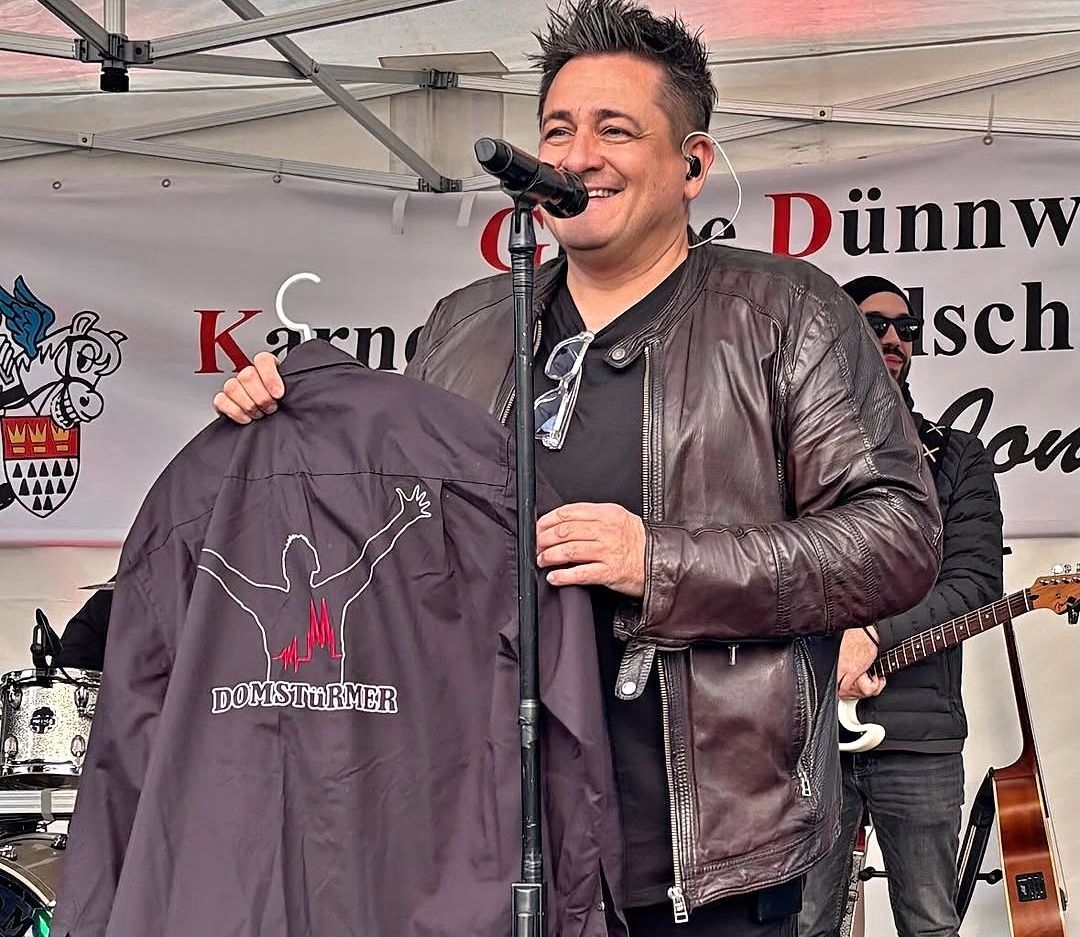 Micky Nauber steht auf der Bühne der Dünnwalder KG.