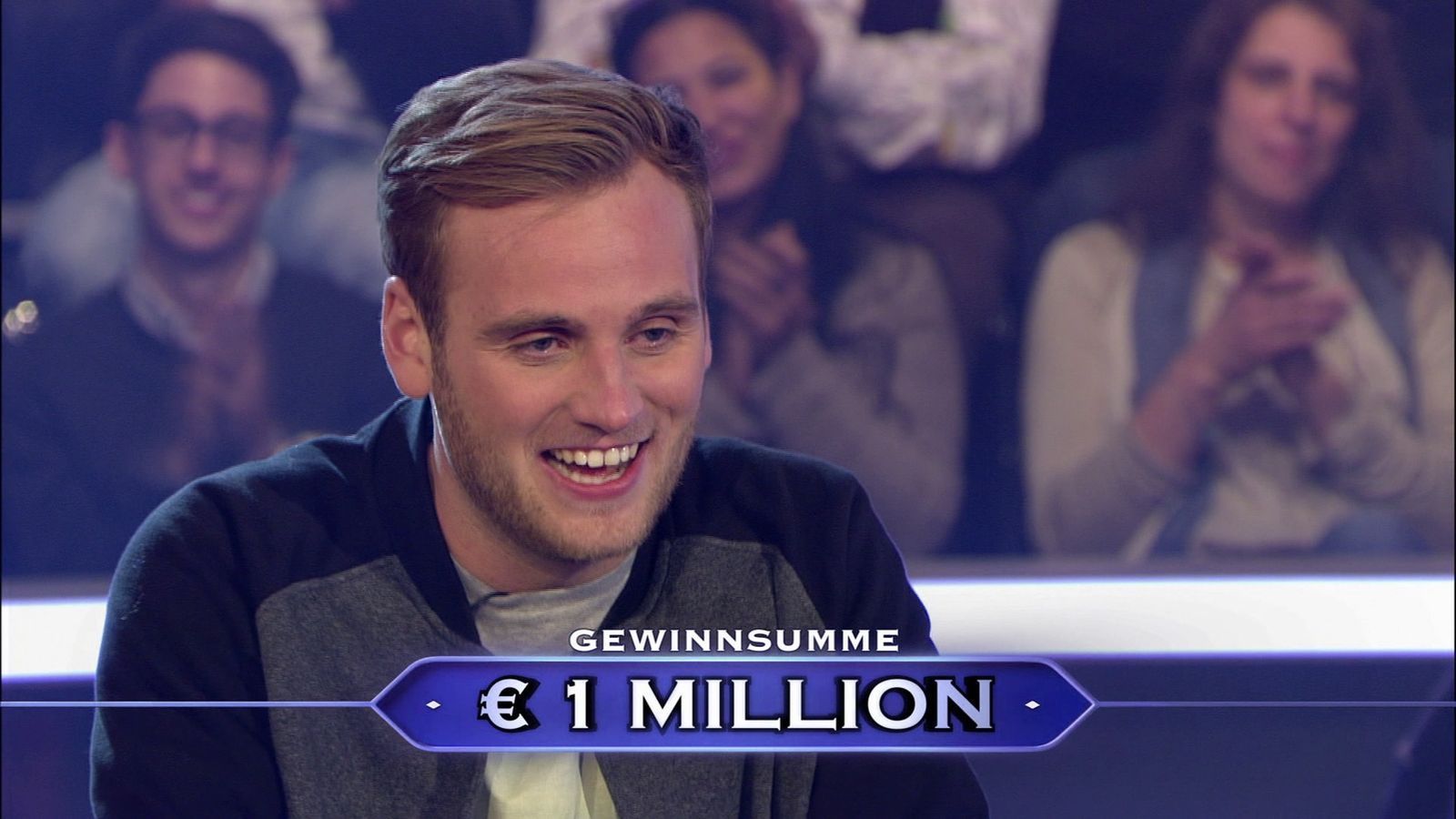 „Aus insgesamt wie vielen Steinchen besteht der klassische von Ernö Rubik erfundene Zauberwürfel?“ - Diese Frage beantwortete Leon Windscheid 2015 korrekt und krönte sich so zum Millionär. (Bild: MG RTL D)