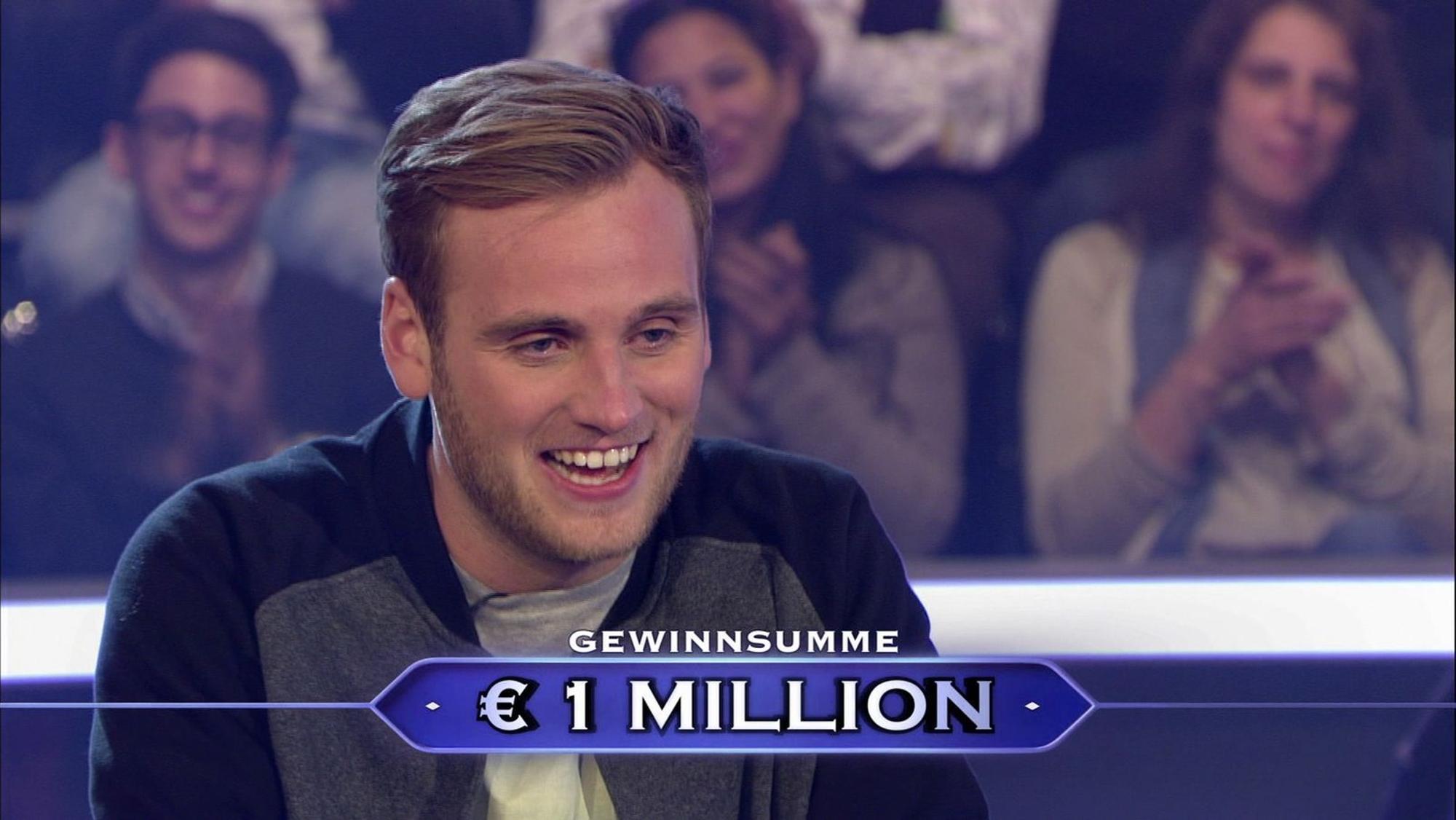 „Aus insgesamt wie vielen Steinchen besteht der klassische von Ernö Rubik erfundene Zauberwürfel?“ - Diese Frage beantwortete Leon Windscheid 2015 korrekt und krönte sich so zum Millionär. (Bild: MG RTL D)
