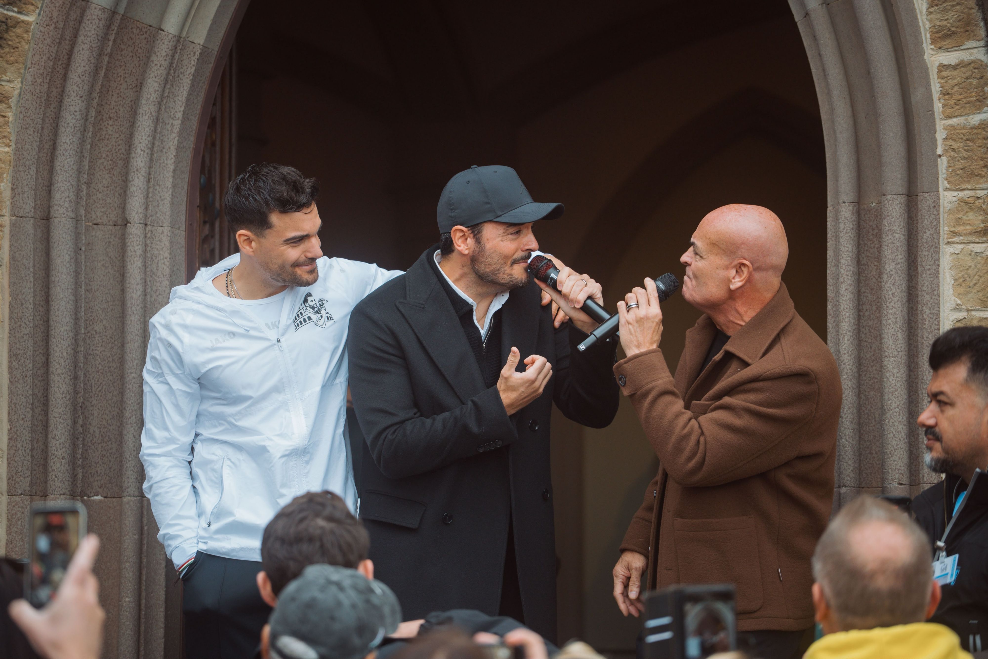Stefano Zarrella läuft von seiner Heimat Hechingen aus los und bis nach Rom: Beim Auftakt dabei waren sein Bruder Giovanni Zarrella und sein Vater Bruno Zarrella.