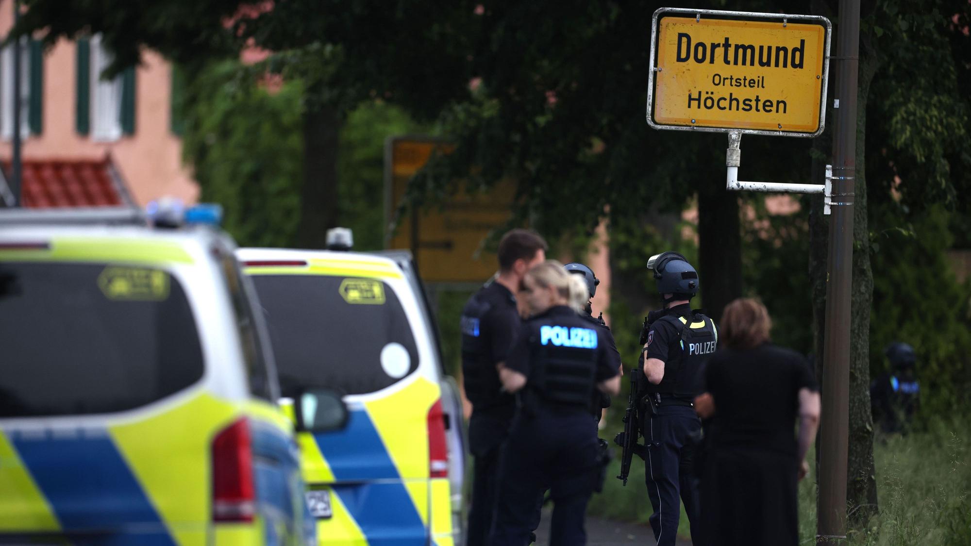 Polizisten bei einem Einsatz in Dortmund. (Archivbild)