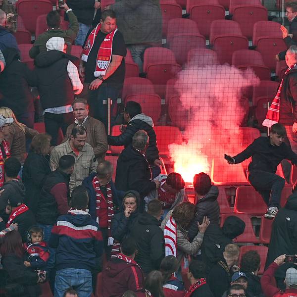 Kölner Fans flüchten vor geworfener Pyrotechnik.