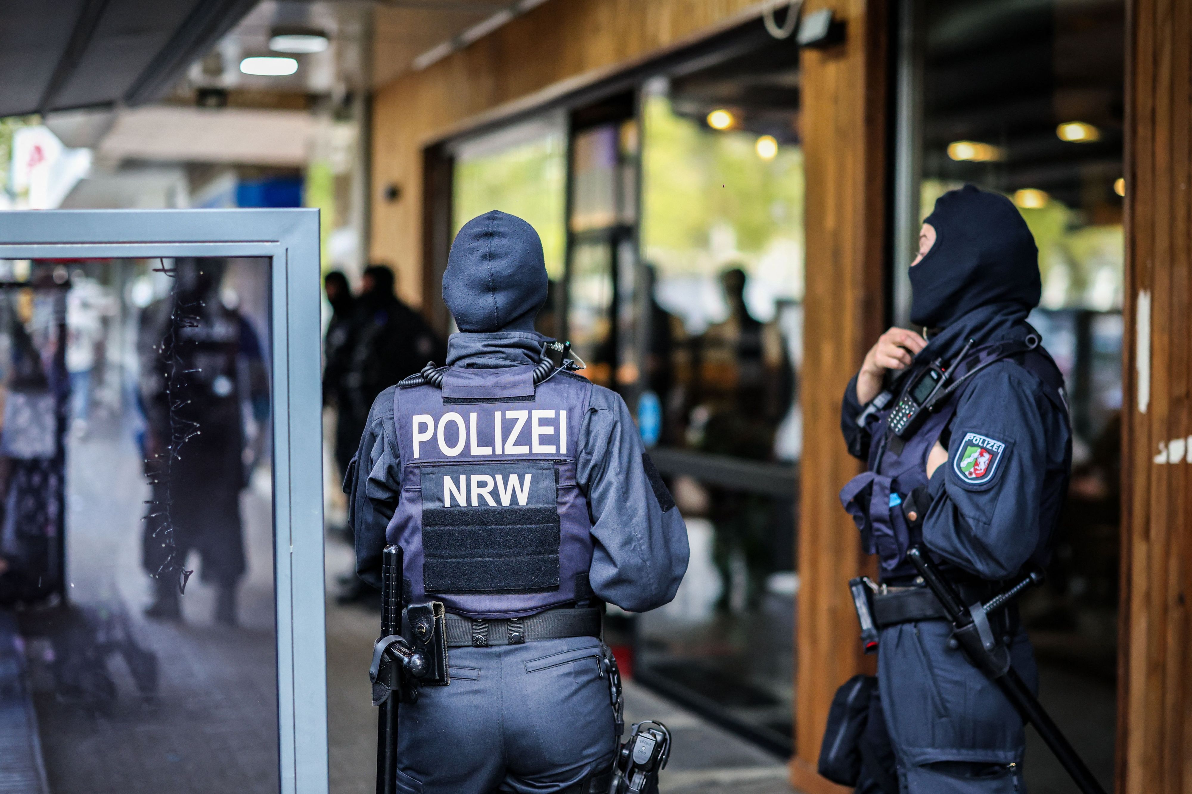 Polizeibeamte stehen vor einem Restaurant am Hamborner Altmarkt, dem vermeintlichen Stammlokal der Mitglieder einer Rockergruppe