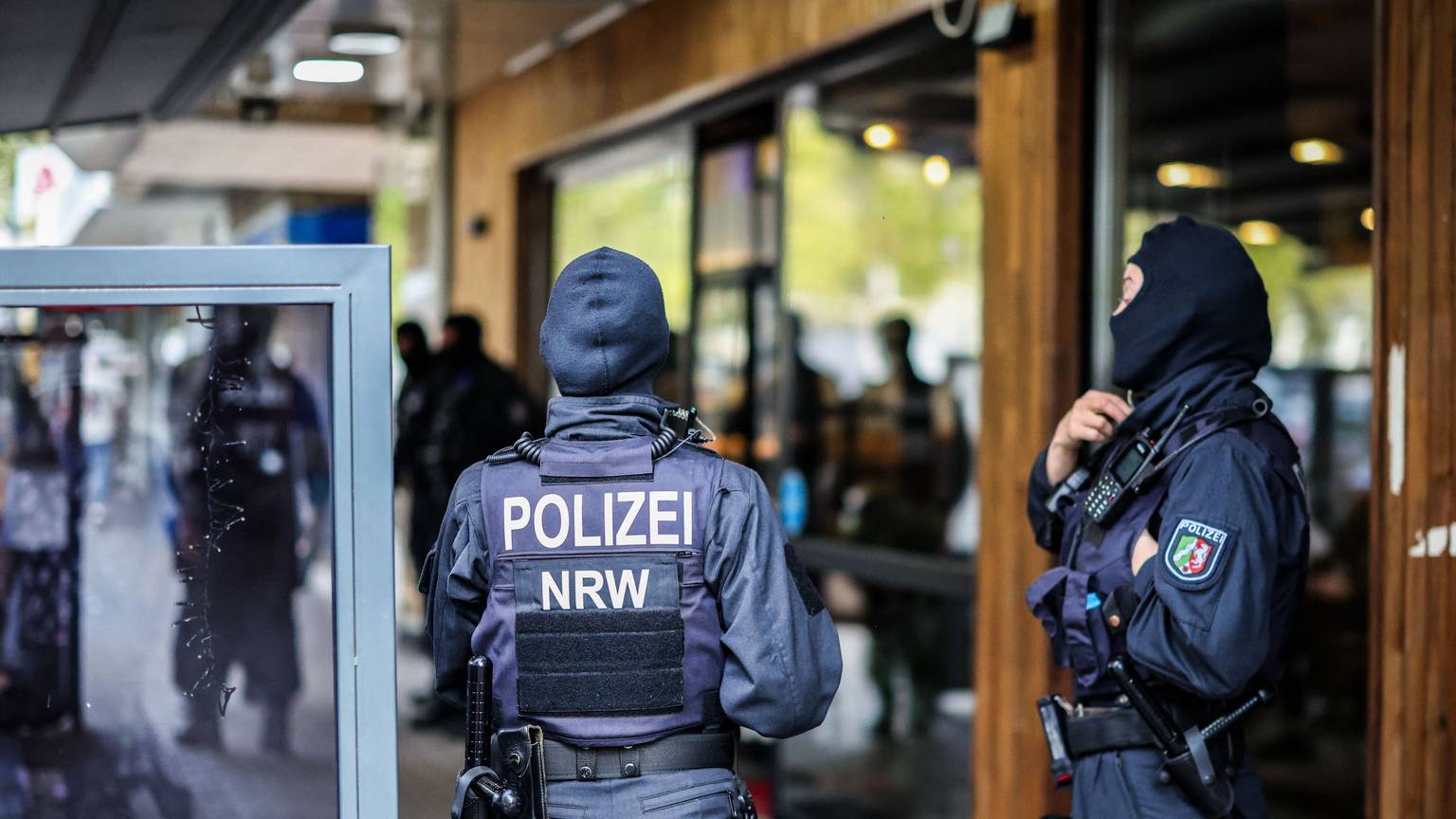 Polizeibeamte stehen vor einem Restaurant am Hamborner Altmarkt, dem vermeintlichen Stammlokal der Mitglieder einer Rockergruppe