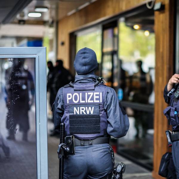Polizeibeamte stehen vor einem Restaurant am Hamborner Altmarkt, dem vermeintlichen Stammlokal der Mitglieder einer Rockergruppe