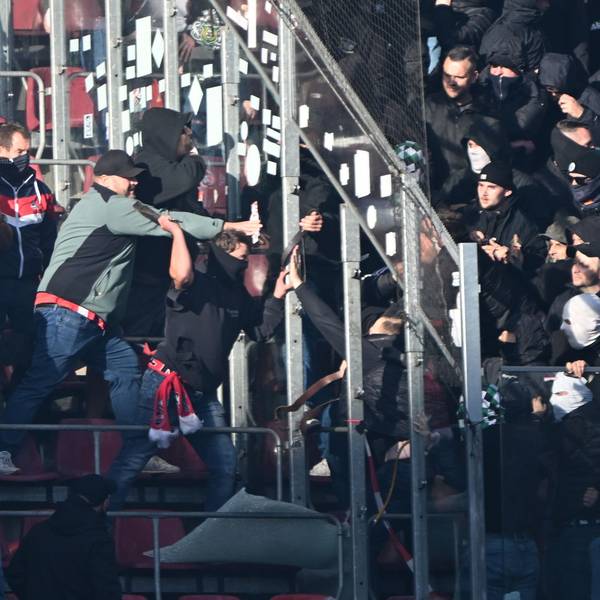 Fans randalieren während des Derbys zwischen Köln und Gladbach auf der Tribüne. (Archivbild)