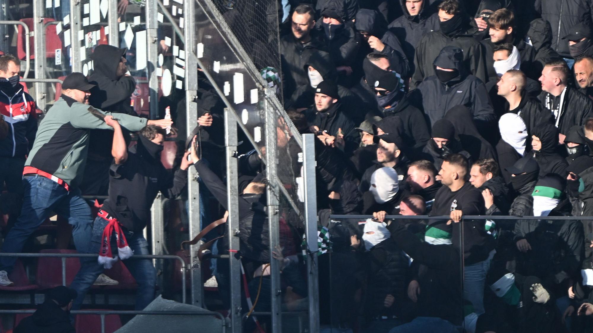 Fans randalieren während des Derbys zwischen Köln und Gladbach auf der Tribüne. (Archivbild)