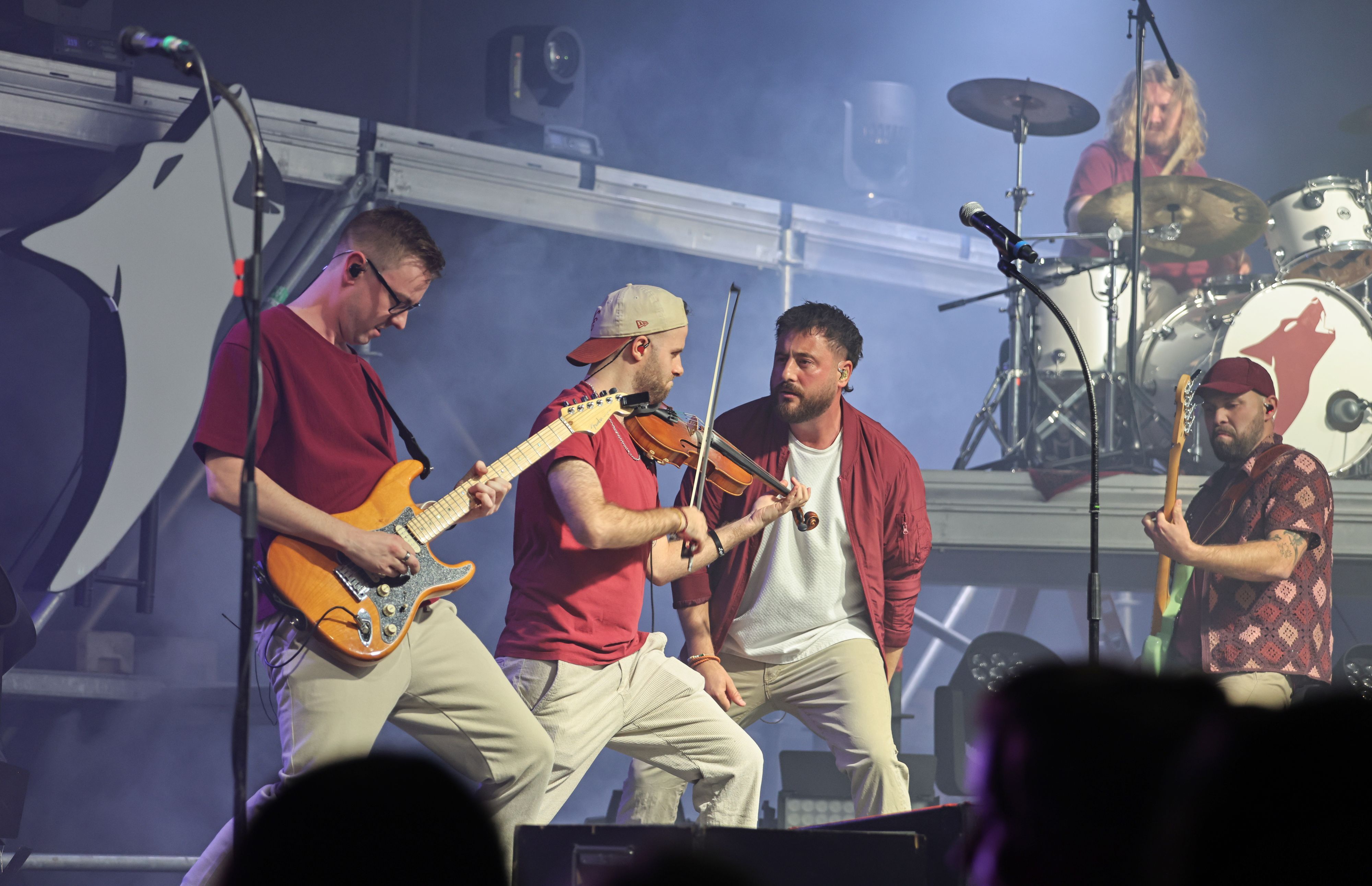 Die Band Lupo steht beim Konzert auf der Bühne.