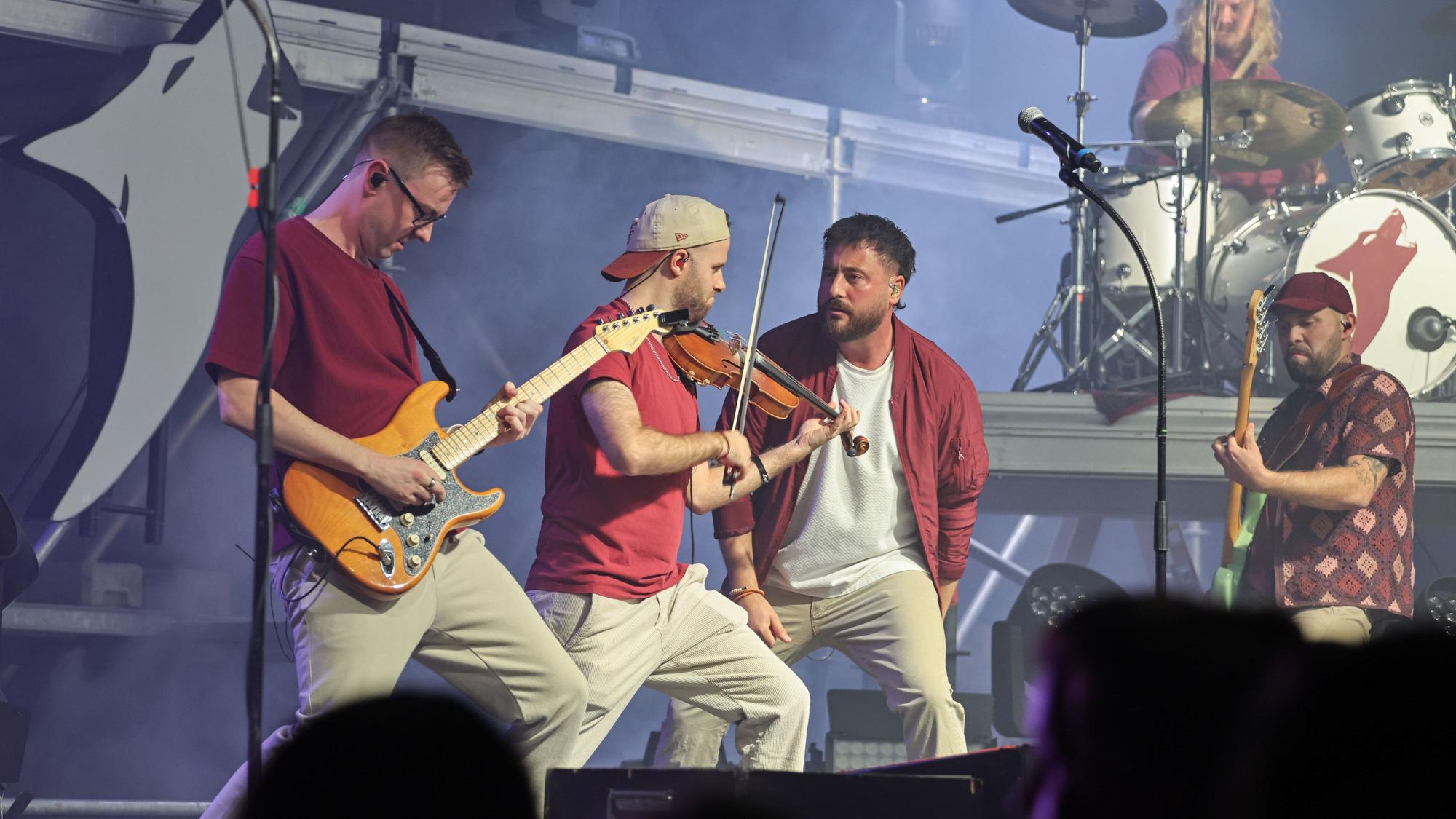 Die Band Lupo steht beim Konzert auf der Bühne.