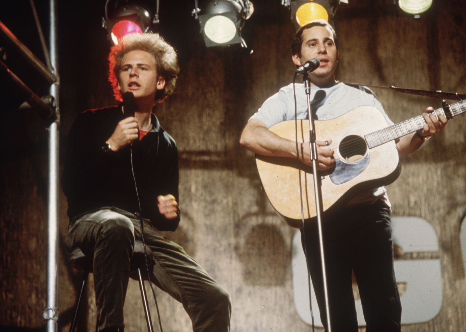 Als Folkpop-Duo Simon & Garfunkel wurden Art Garfunkel (links) und Paul Simon weltberühmt. Klassiker wie „Bridge Over Troubled Water“, „America“ und „The Sound Of Silence“ gehen auf das Konto der beiden. (Bild: Hulton Archive/Getty Images)