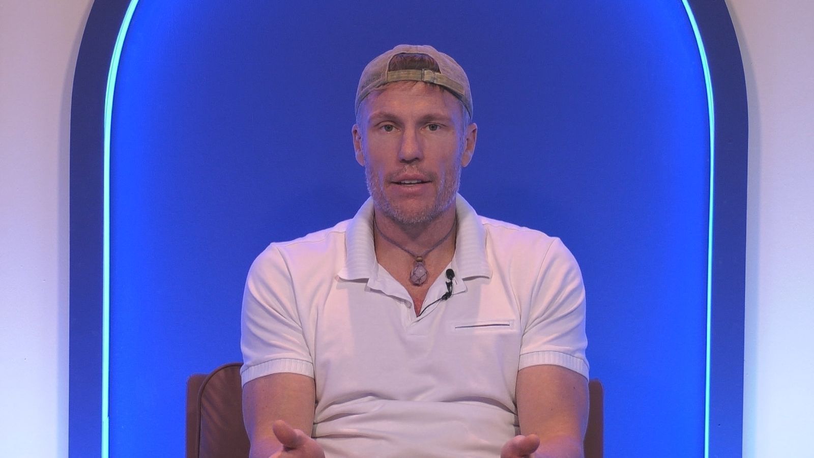 Christian Lell ärgert sich über die „Gruppendynamik“ im „Promi Big Brother“-Haus. (Bild: Joyn)