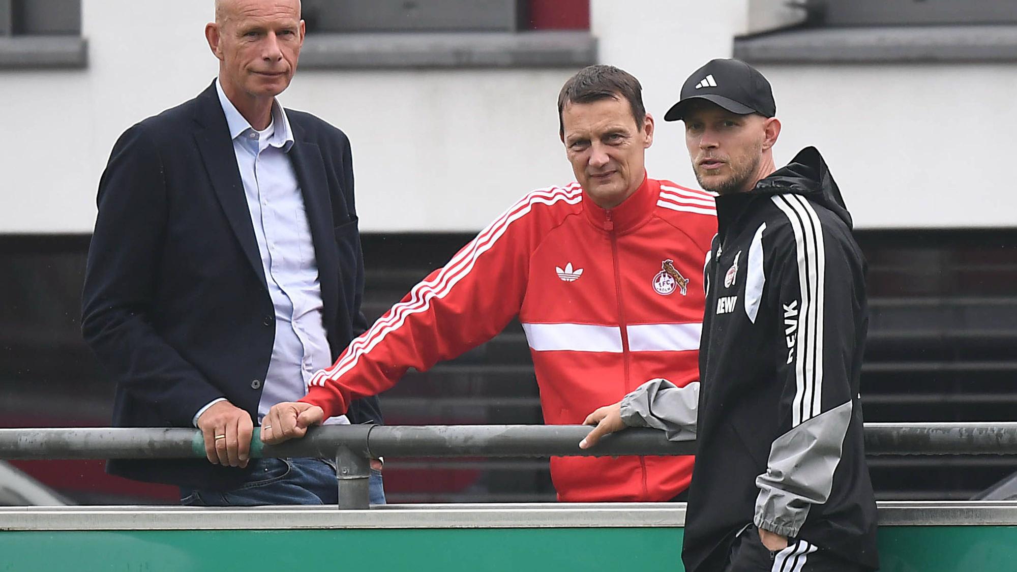 Präsident Jörn Stobbe, Vize Ulf Sobek und Trainer Rene Wagner beim Training der FC-Profis