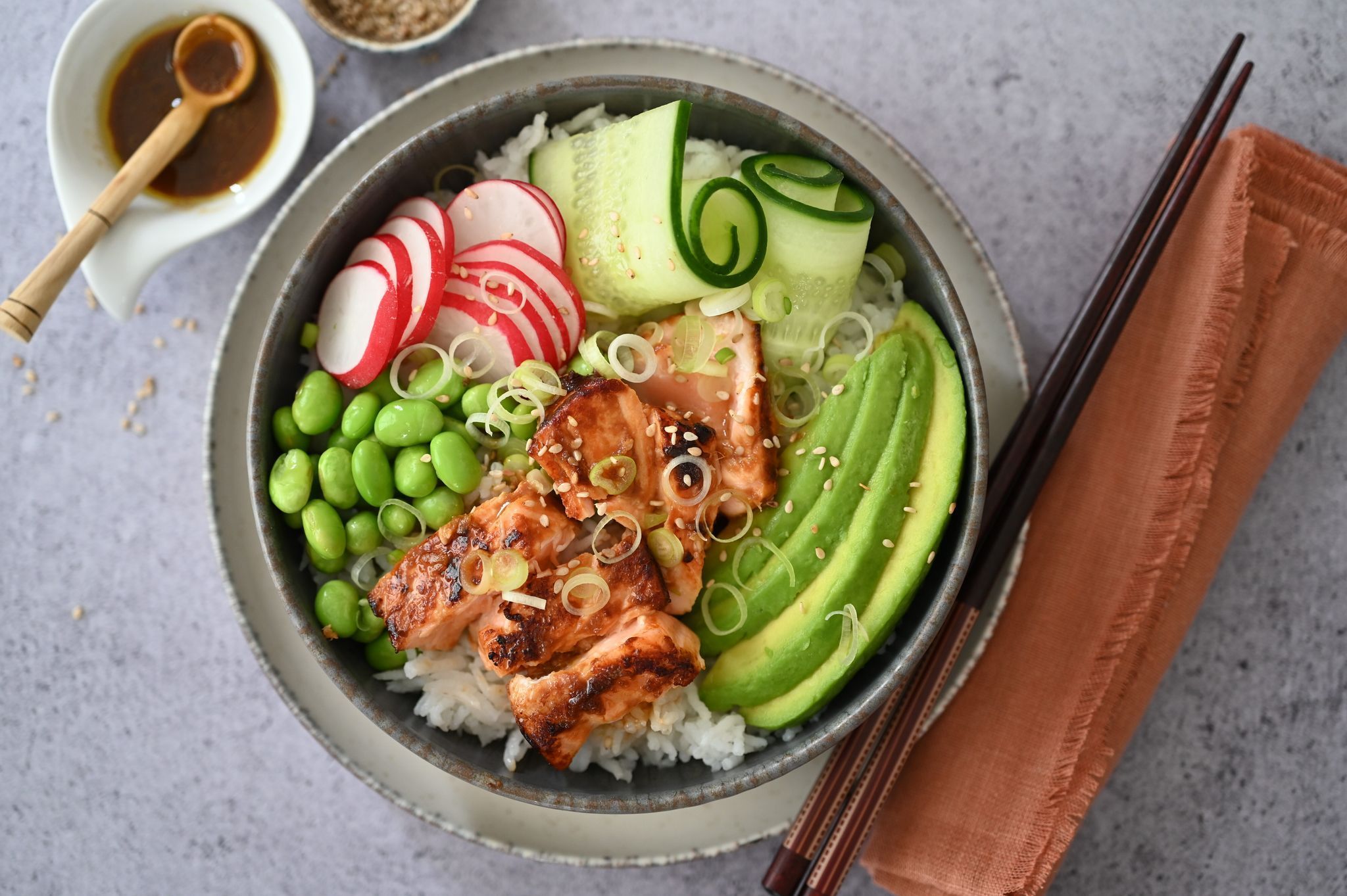 Bowl mit Lachs und Gemüse