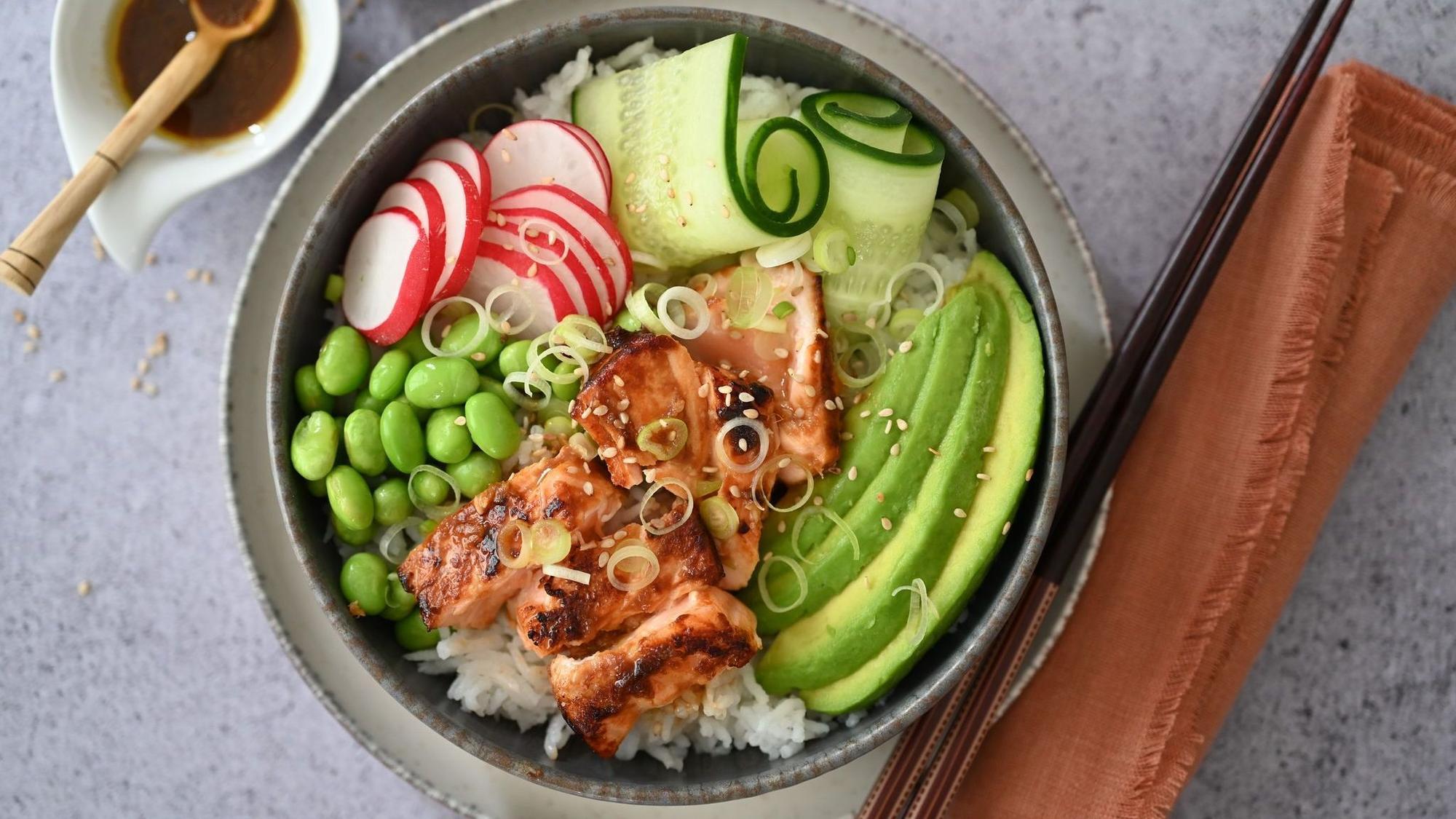 Bowl mit Lachs und Gemüse