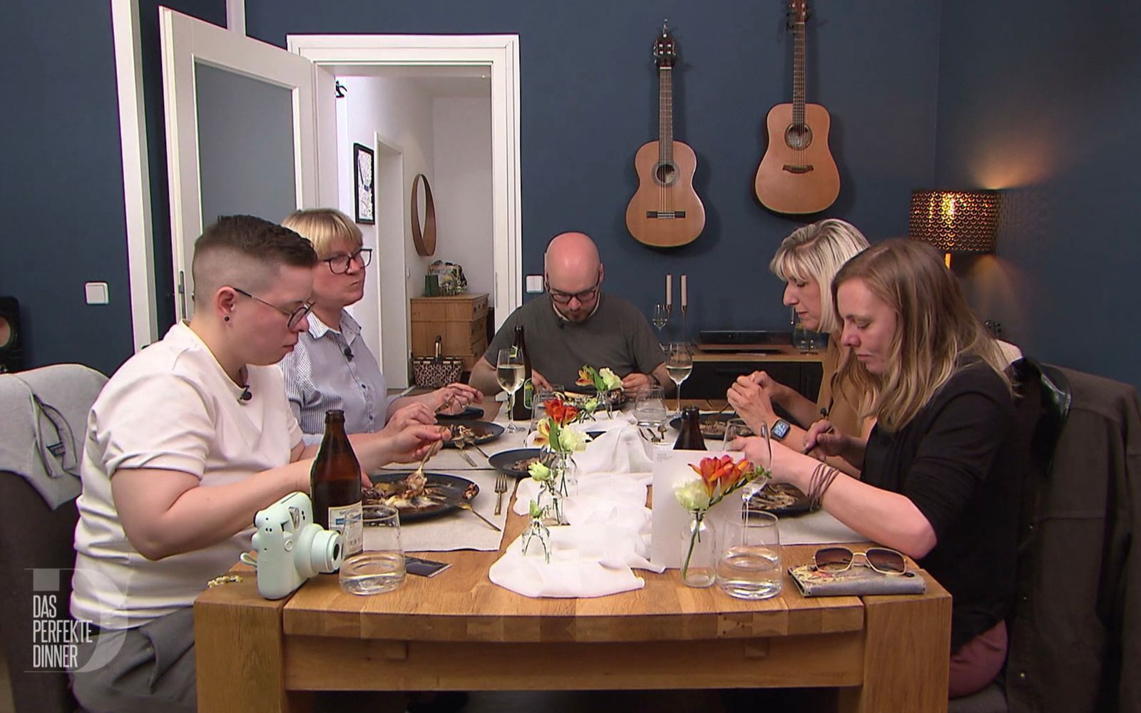 An Tag 2 in Dresden trifft sich die „Dinner“-Runde bei Patrick. (Bild: RTL)
