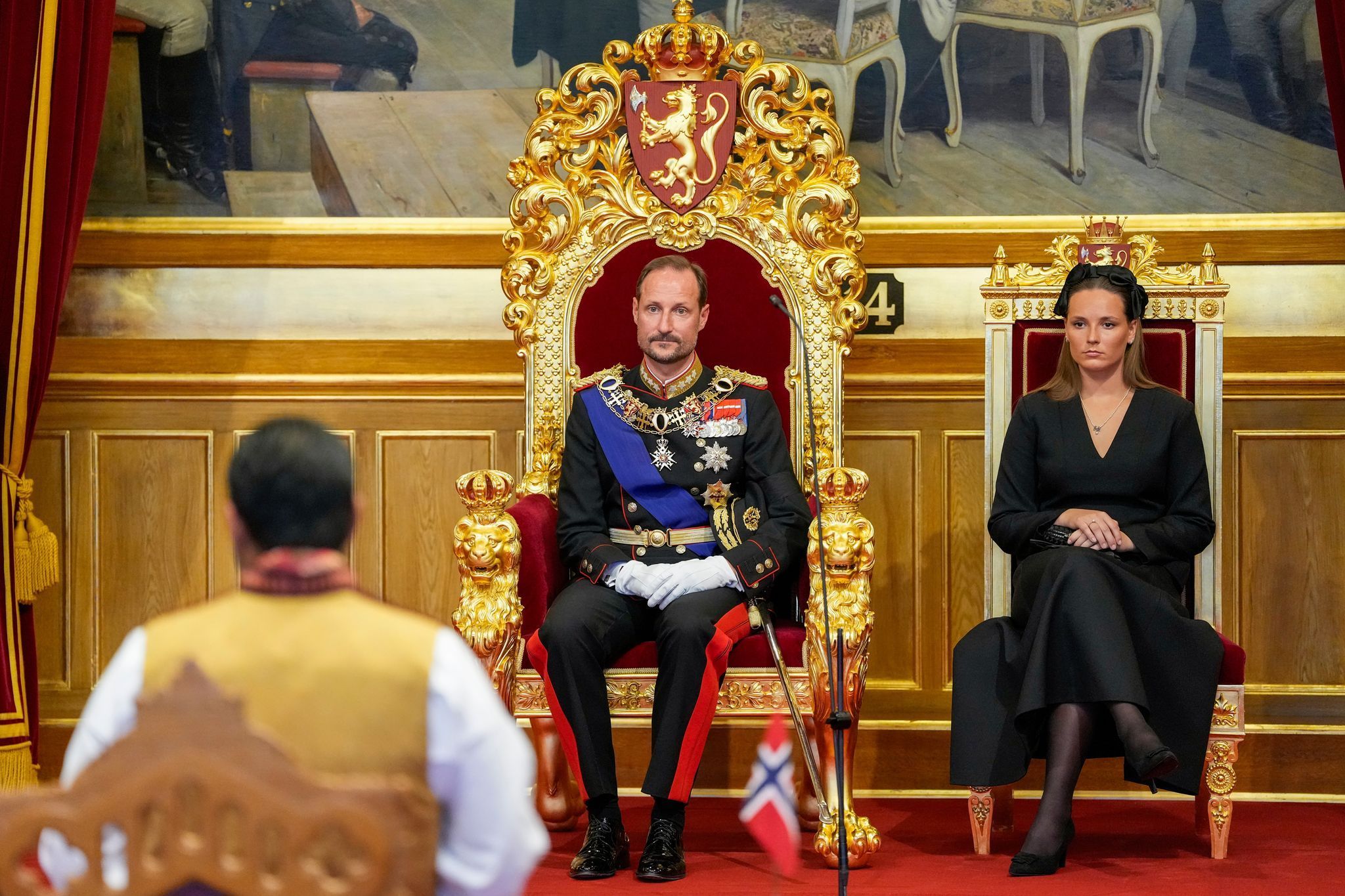 Norwegens König Haakon und Kronprinzessin Ingrid Alexandra sitzen auf dem Thron.