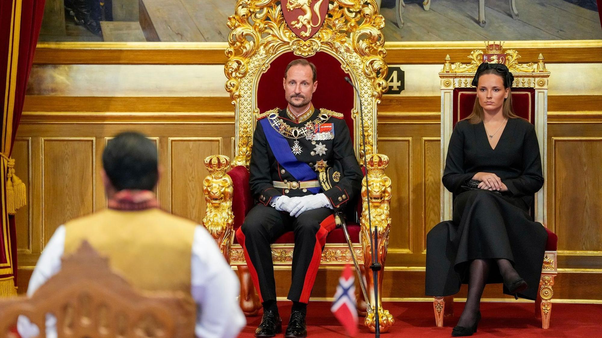 Norwegens König Haakon und Kronprinzessin Ingrid Alexandra sitzen auf dem Thron.