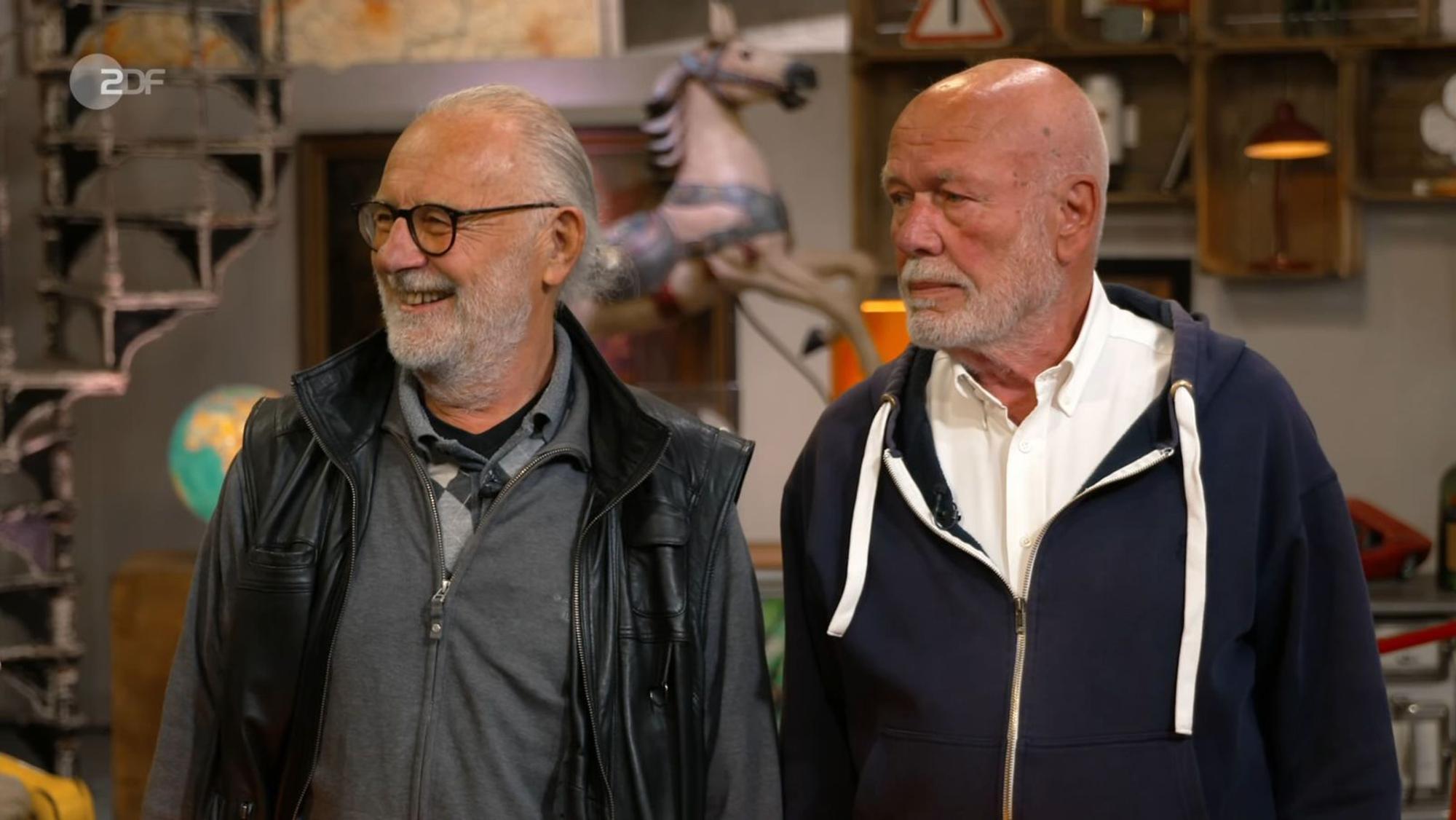Die Vase habe er auf Murano bei Venini gekauft, berichtete Bernd (rechts), der mit seinem Freund Werner angereist war. (Bild: ZDF)