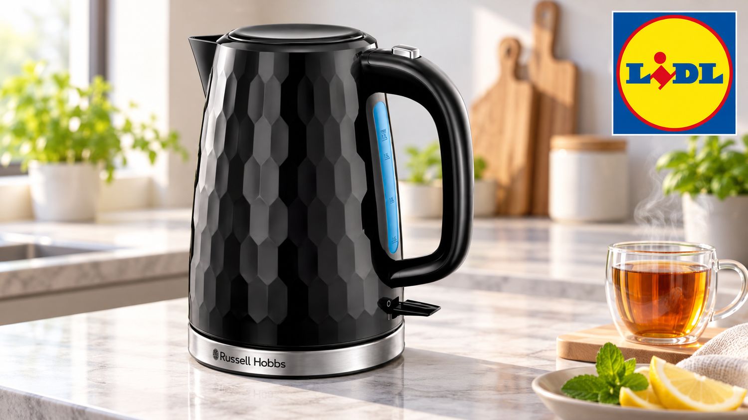 Russell Hobbs Wasserkocher in Schwarz auf einer Tischplatte in einer Küche.