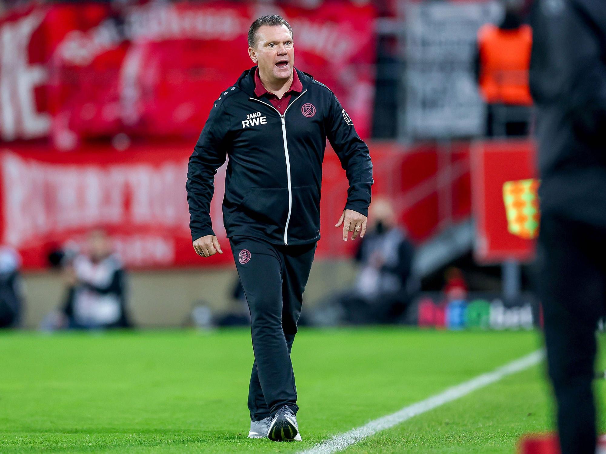 Uwe Koschinat am Seitenrand im Duell gegen seinen Ex-Verein Fortuna Köln.