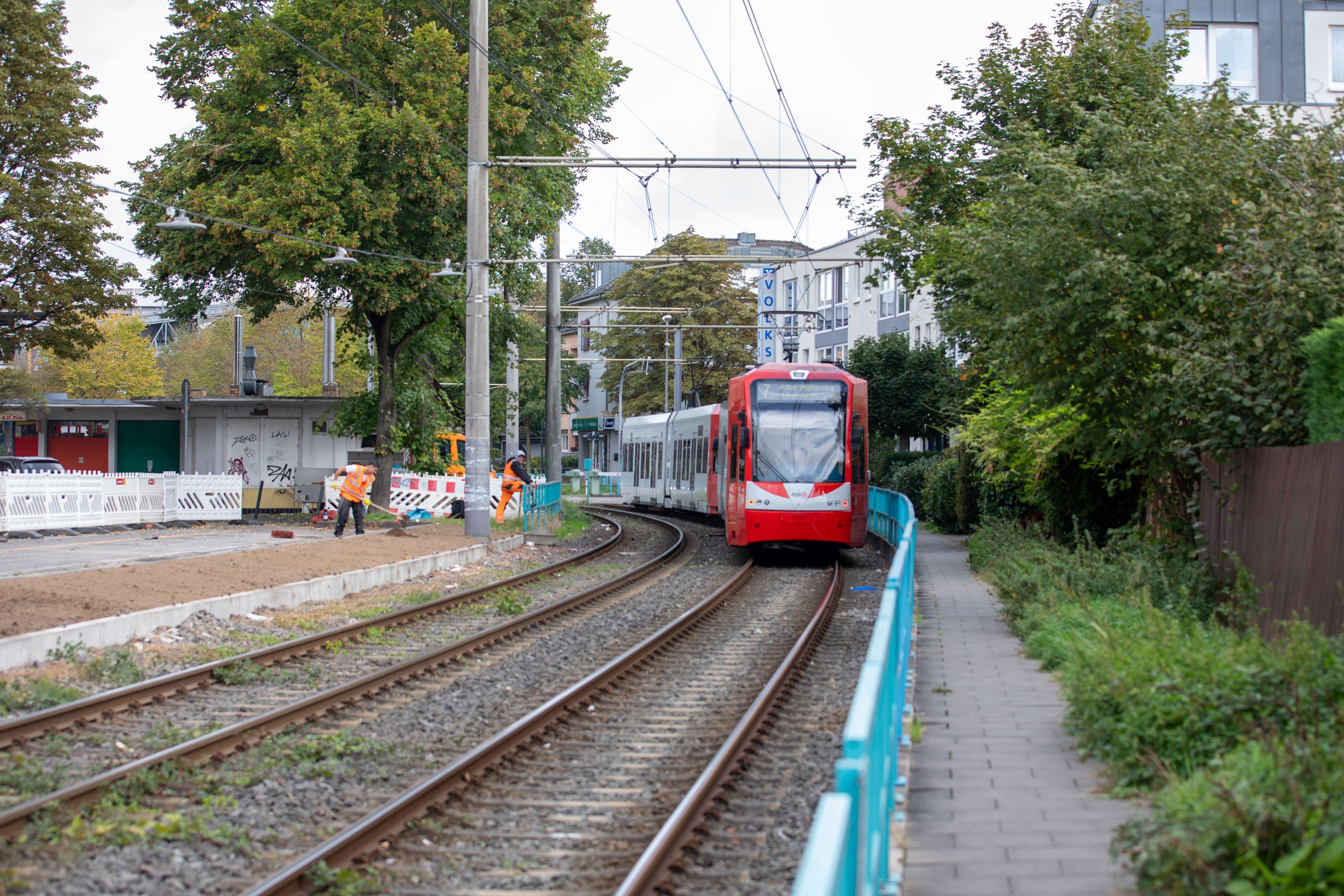 Ein Zug der Linie 7 steht auf dem Gleis in Porz.