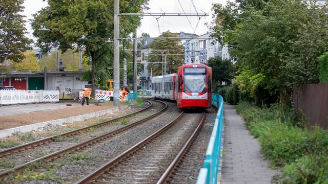Ein Zug der Linie 7 steht auf dem Gleis in Porz.