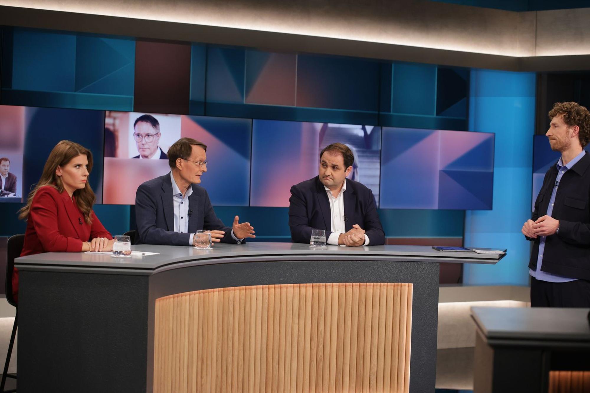Am Montagabend zu Gast bei Louis Klamroth (rechts): Sarna Röser, Karl Lauterbach (Mitte) und Nathanael Liminski. (Bild: WDR/ Dirk Borm)