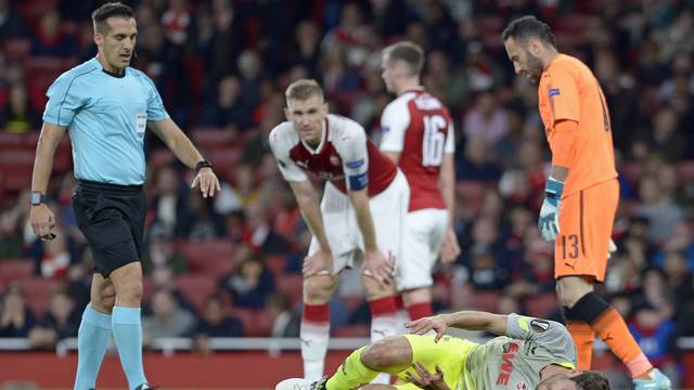 Jonas Hector beim Auftakt der Kölner Europa-League-Saison im September 2017; im Hintergrund Arsenal-Verteidiger Per Mertesacker.
