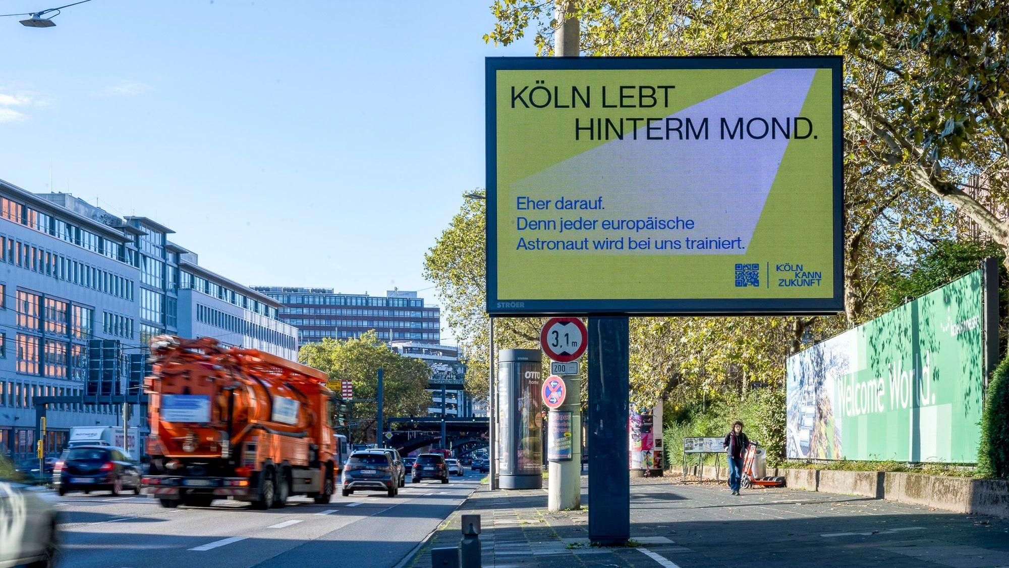 Werbeplakat der Exzellenz-Initiative für die Wirtschaft von Köln in der City