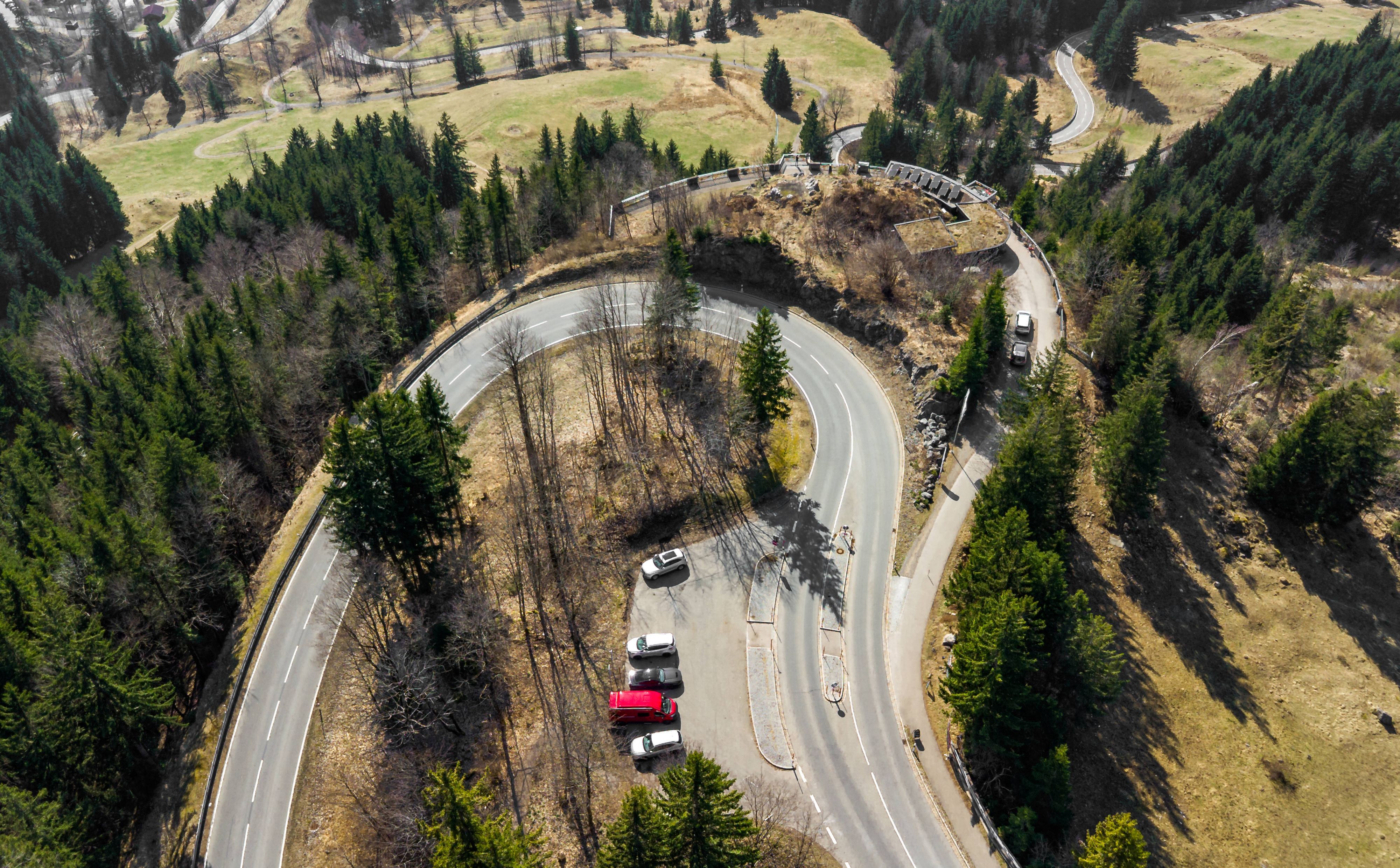 Kurvenkino aus der Luft: Spektakuläre Serpentinen und weite Ausblicke wie hier an der Jochstraße zwischen Bad Hindelang und Oberjoch im Allgäu machen Deutschlands Ferienstraßen zu Zielen, an denen der Weg das eigentliche Erlebnis ist.
