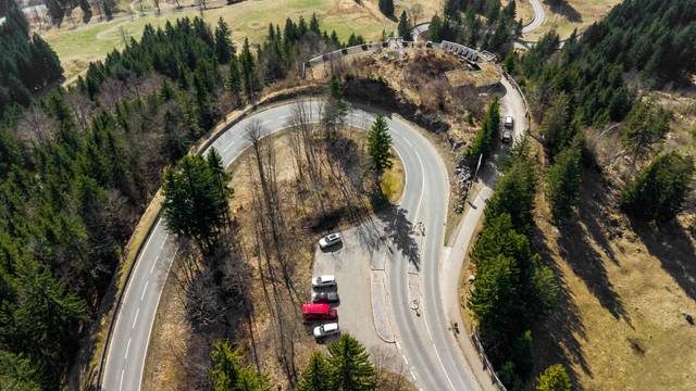 Kurvenkino aus der Luft: Spektakuläre Serpentinen und weite Ausblicke wie hier an der Jochstraße zwischen Bad Hindelang und Oberjoch im Allgäu machen Deutschlands Ferienstraßen zu Zielen, an denen der Weg das eigentliche Erlebnis ist.