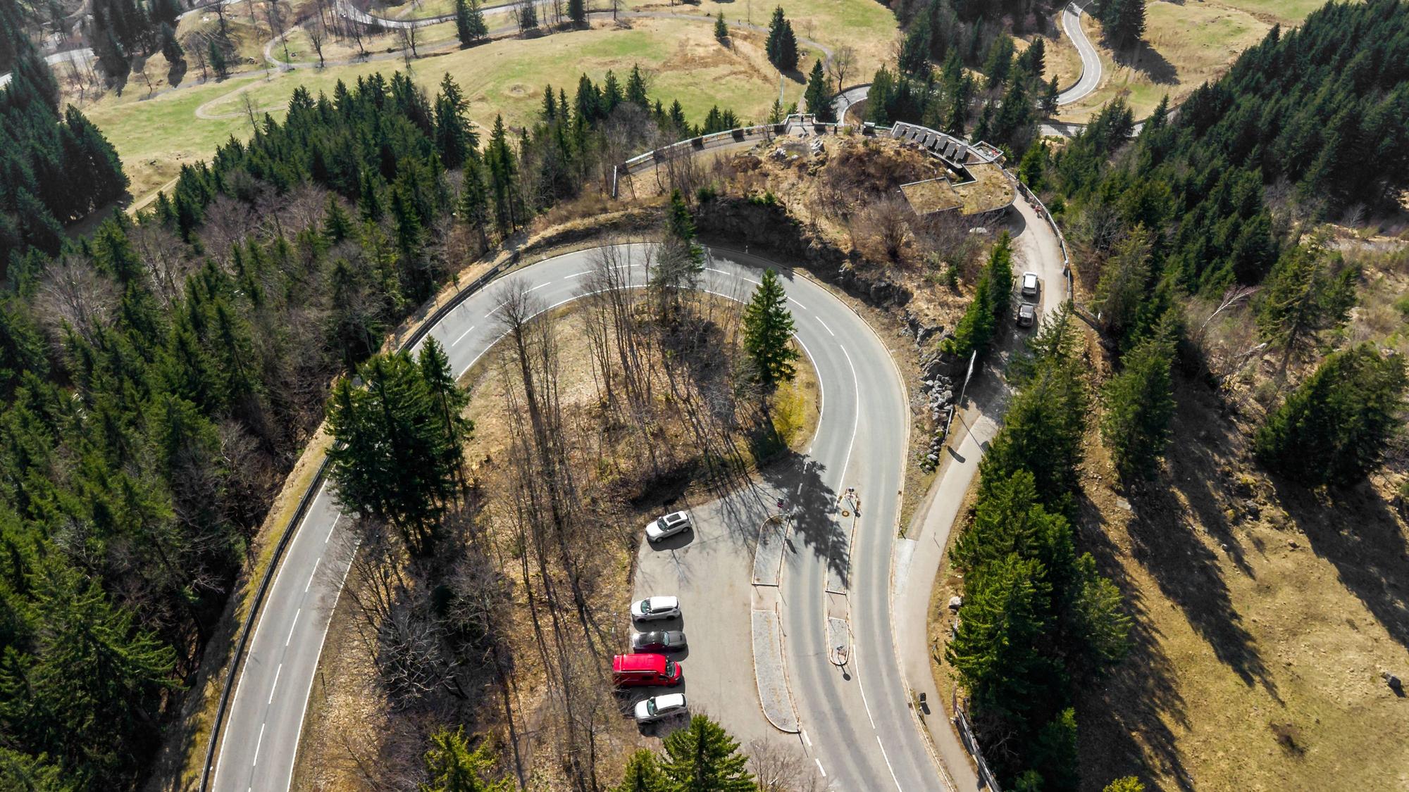 Kurvenkino aus der Luft: Spektakuläre Serpentinen und weite Ausblicke wie hier an der Jochstraße zwischen Bad Hindelang und Oberjoch im Allgäu machen Deutschlands Ferienstraßen zu Zielen, an denen der Weg das eigentliche Erlebnis ist.