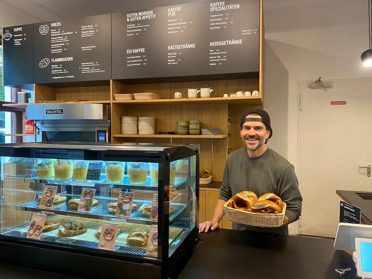 Betreiber Valentin Hartmann in seinem Café „Die Brezel“ in Köln Sülz.