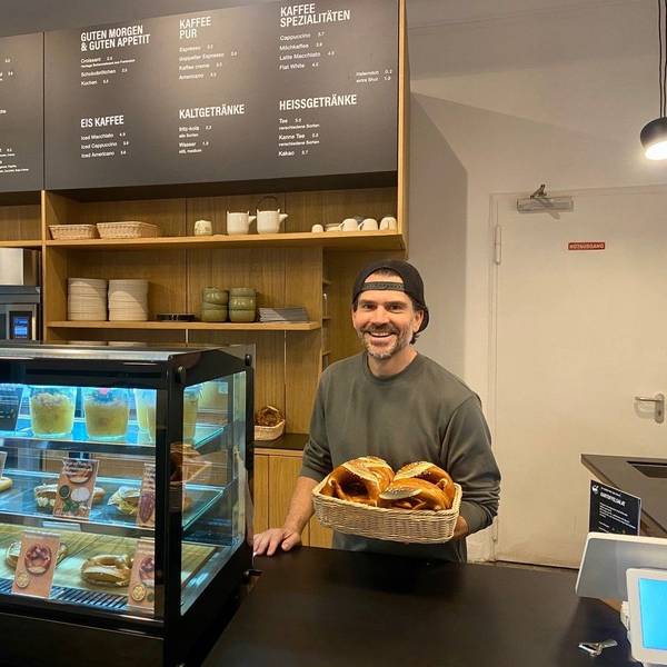 Betreiber Valentin Hartmann in seinem Café „Die Brezel“ in Köln Sülz.