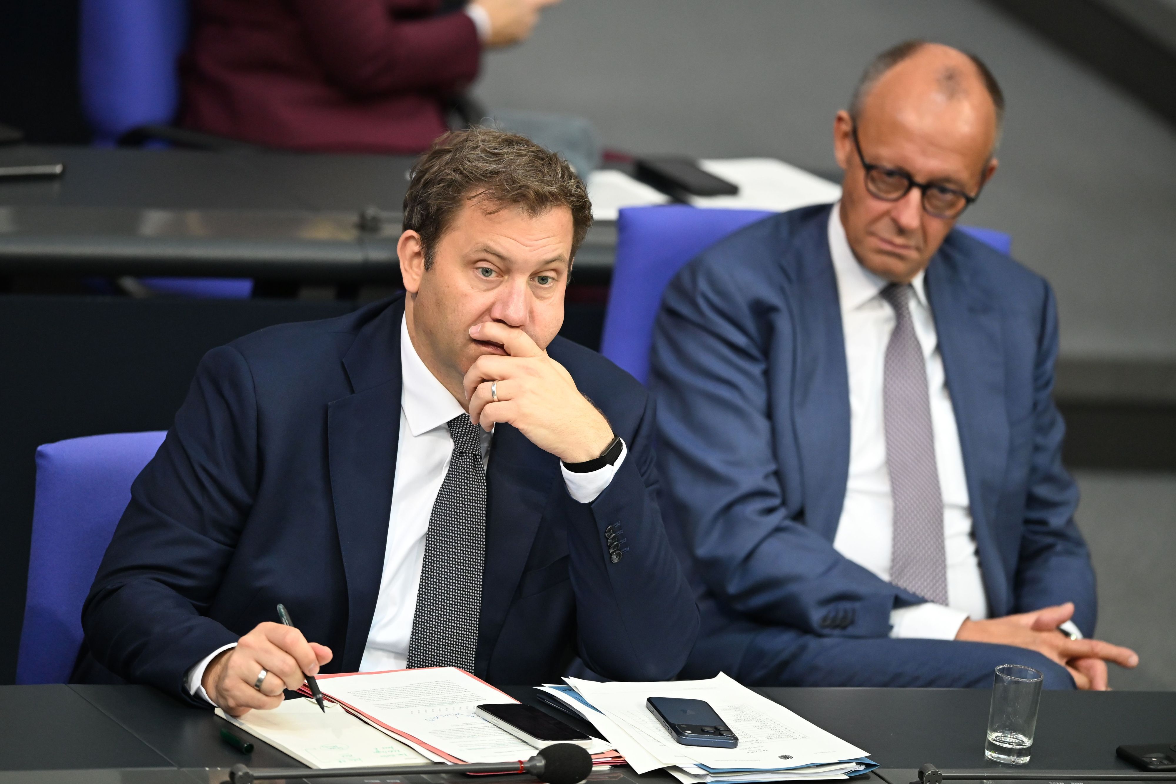 Bundeskanzler Friedrich Merz (CDU, r.) und Vizekanzler Lars Klingbeil (SPD, l.)