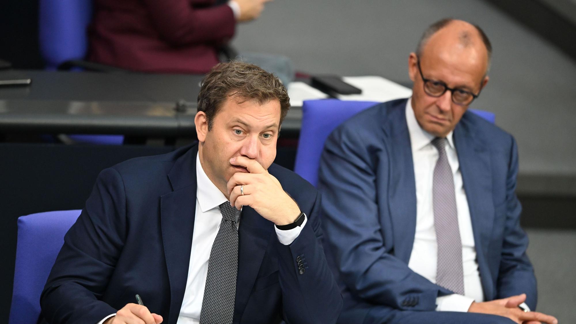 Bundeskanzler Friedrich Merz (CDU, r.) und Vizekanzler Lars Klingbeil (SPD, l.)