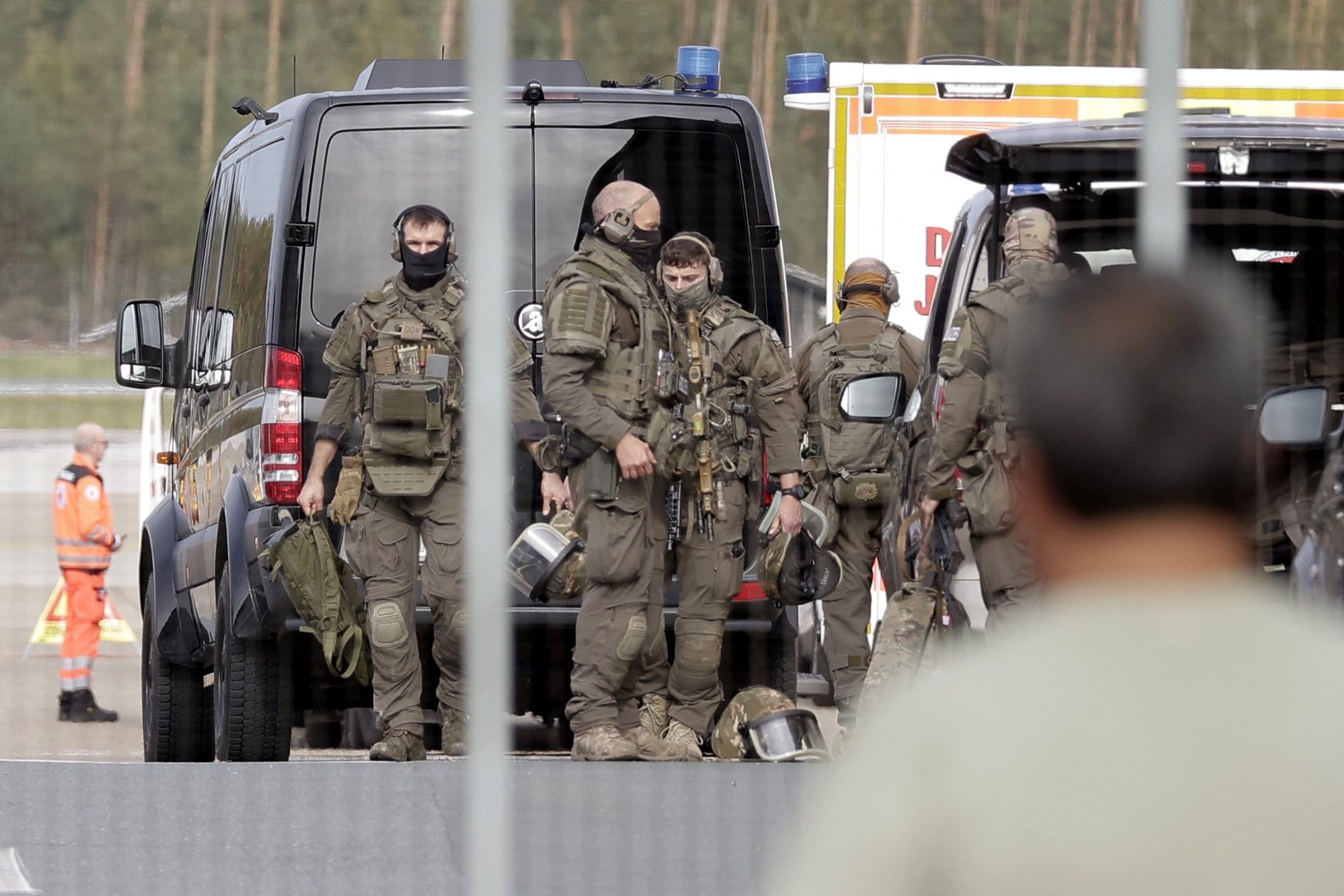 Nürnberg: Einsatzkräfte eines Spezialeinsatzkommandos (SEK) sind am Dienstag (13. Oktober) auf dem Flughafengelände unterwegs.