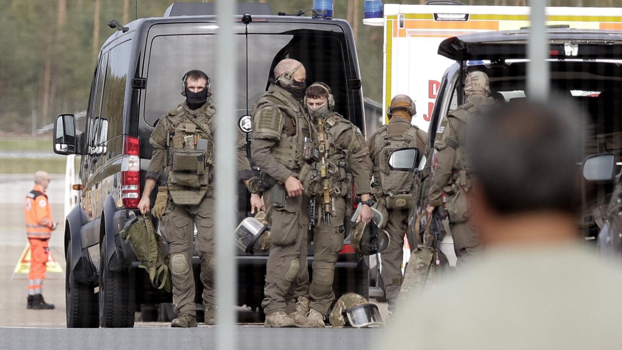 Nürnberg: Einsatzkräfte eines Spezialeinsatzkommandos (SEK) sind am Dienstag (13. Oktober) auf dem Flughafengelände unterwegs.