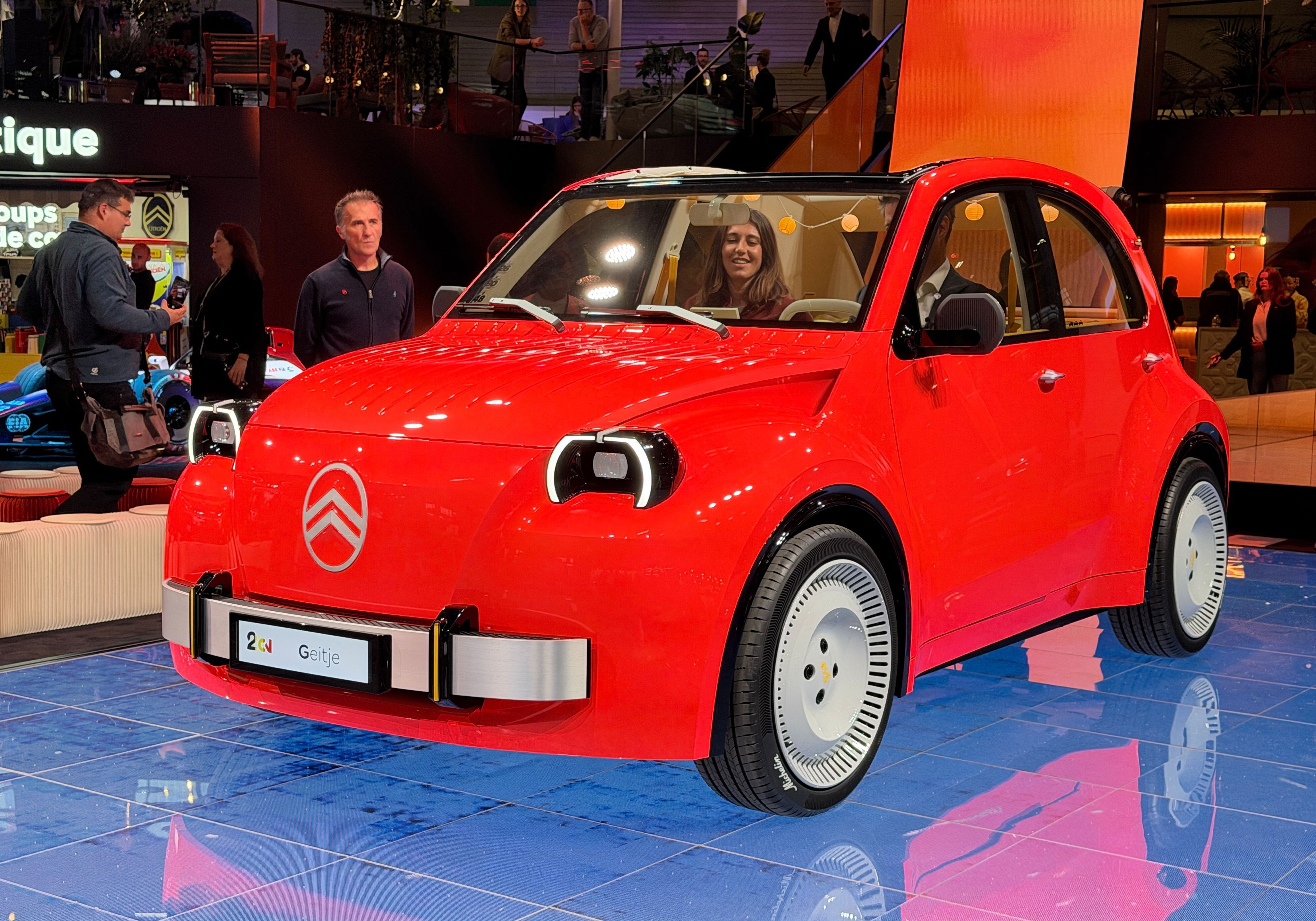 Dürfte den meisten in Paris die Show stehlen: Citroën hat auf dem Pariser Autosalon eine neue Ente vorgestellt. (zu dpa: «Autosalon: So wagt Paris den Blick zurück nach vorn») Foto: Thomas Geiger/dpa-tmn - Honorarfrei nur für Bezieher des dpa-Themendienstes +++ dpa-Themendienst +++