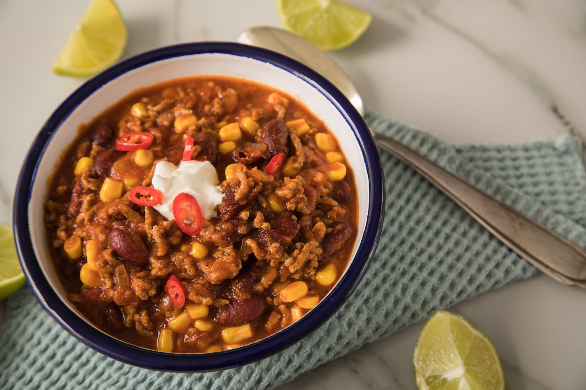 Teller Chili con Carne steht auf einem Tisch