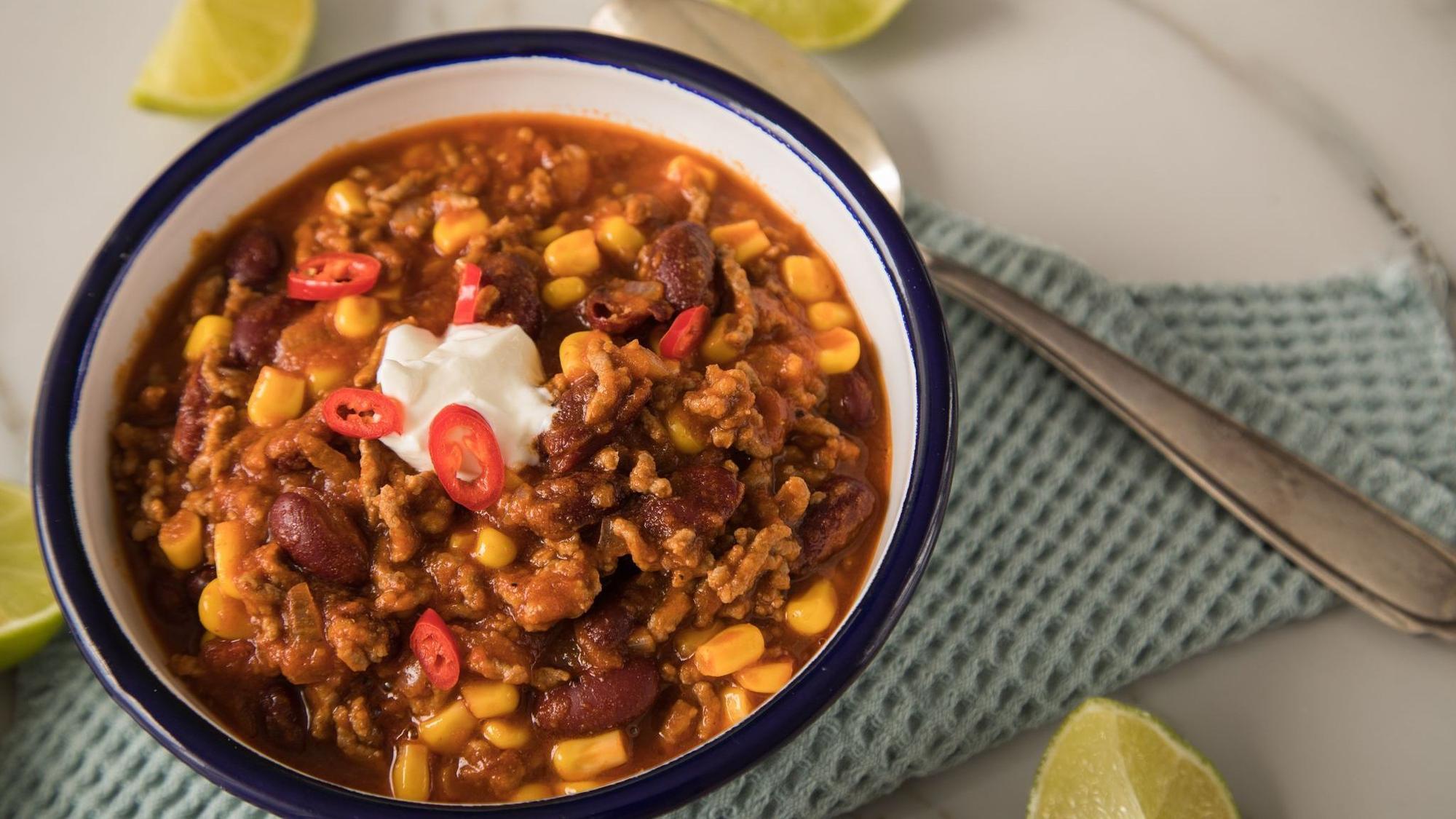 Teller Chili con Carne steht auf einem Tisch