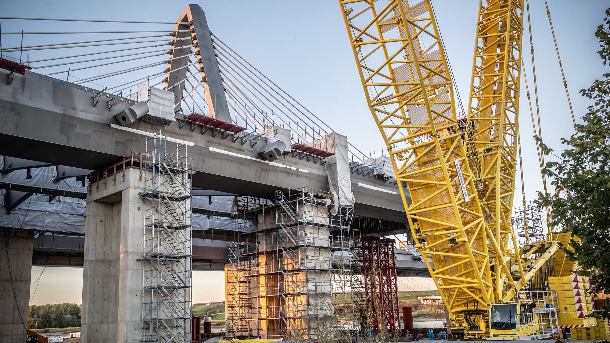 Leverkusener Brücke: Inzwischen wird der erste Pylon der zweiten Brücke auf Merkenicher Seite aus vorgefertigten Teilen zusammengebaut. Bild: Ralf Krieger